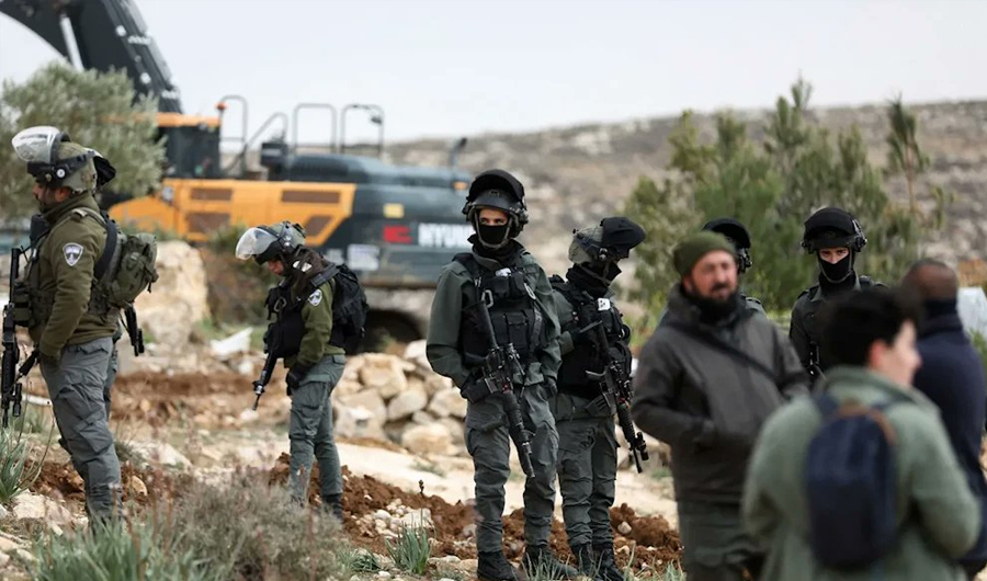 جيش الاحتلال الإسرائيلي يمنع الفلسطينيين من حرث أراضيهم بتعليمات من المستوطنين