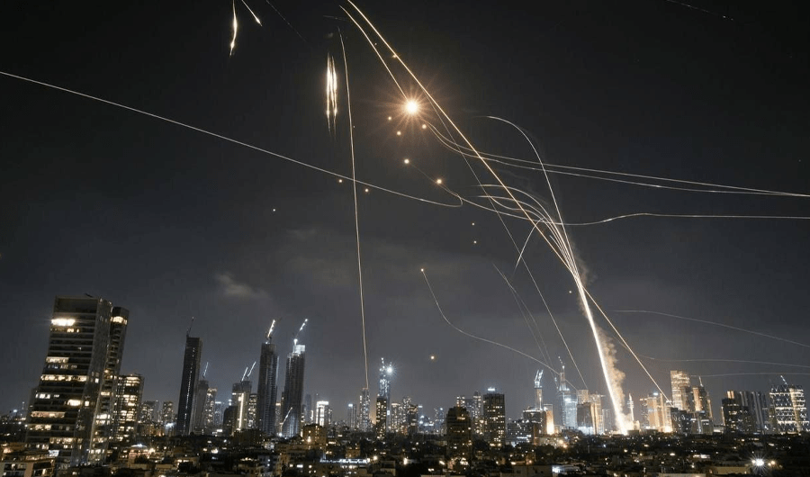 الحرس الثوري: شن الموجة الأولى بالصواريخ والمسيرات ضد إسرائيل