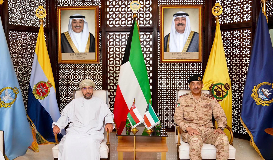 رئيس الأركان يبحث مع السفير العماني لدى البلاد موضوعات مشتركة