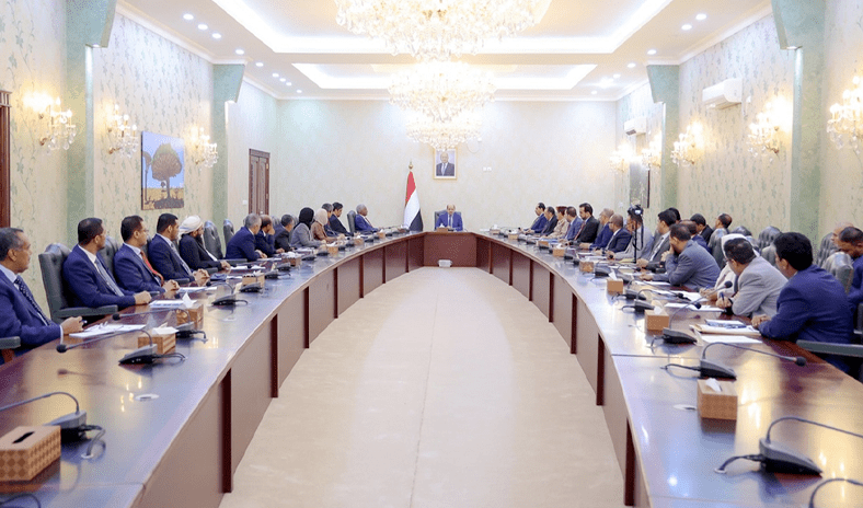 الحكومة اليمنية تعقد أول اجتماع لها بعد تشكيلها وعودتها إلى عدن