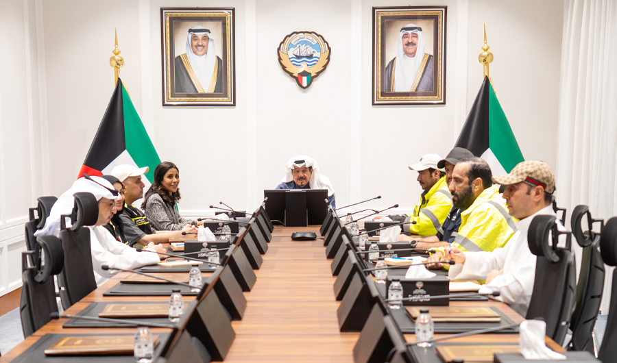 رئيس الوزراء يستعرض سير العمل في عدد من مشاريع وزارة الأشغال