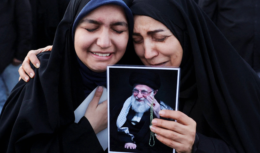 إعلام رسمي: الإيرانيون يلقون نظرة الوداع على «خامنئي» لثلاثة أيام إعلام رسمي: الإيرانيون يلقون نظرة الوداع على «خامنئي» لثلاثة أيام