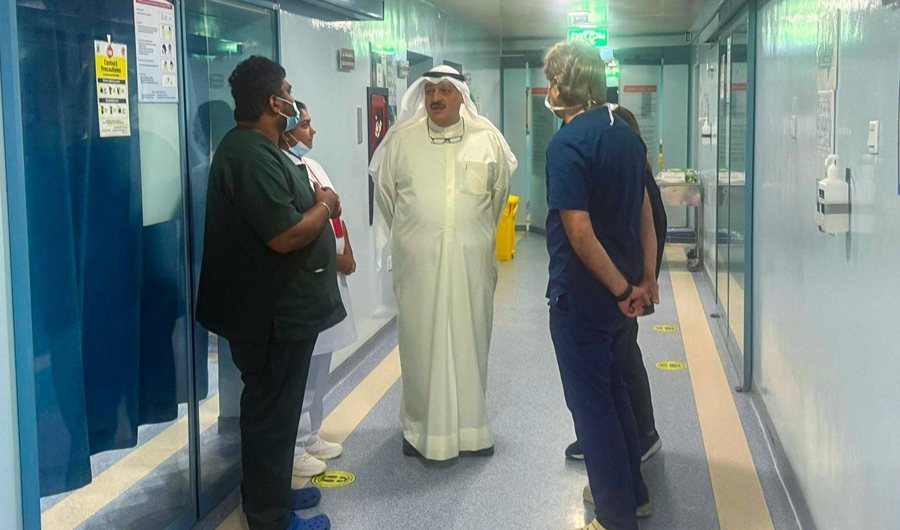 وزير الصحة يقوم بزيارة مصاب من منتسبي الجهات الأمنية في مستشفى الصباح