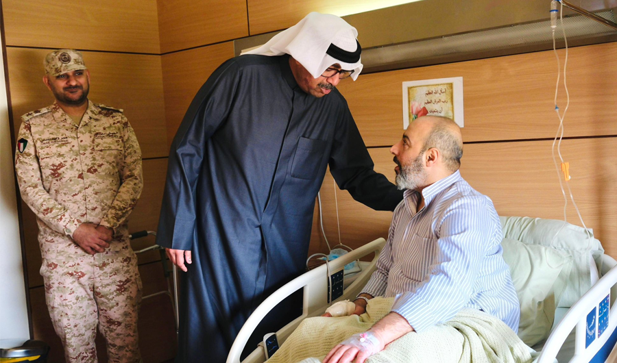 وزير الدفاع يطمئن على صحة أحد المصابين جراء استهداف بطائرات مسيّرة معادية