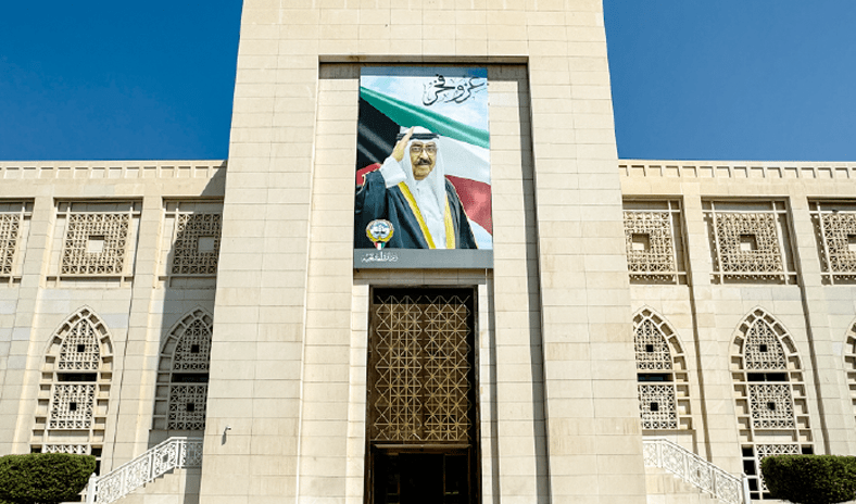 الكويت تدين الهجوم الإيراني الغاشم على مبنى السفارة الأمريكية في الرياض