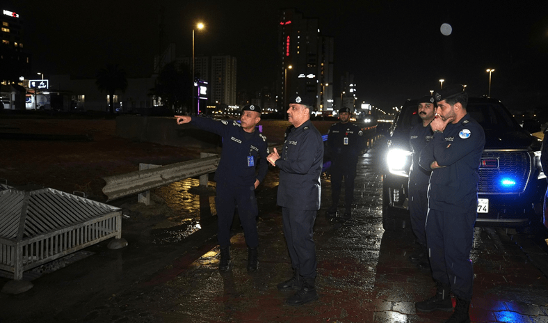 اللواء الوهيب يتفقد عدداً من الطرق والمناطق التي شهدت تجمعات لمياه الأمطار اللواء الوهيب يتفقد عدداً من الطرق والمناطق التي شهدت تجمعات لمياه الأمطار