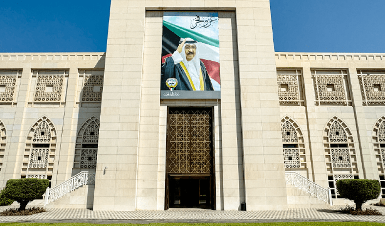 الكويت تدين وتستنكر الاعتداء على مقرات إقامة رئيس إقليم كردستان العراق وزعيم الحزب الديمقراطي الكردستاني الكويت تدين وتستنكر الاعتداء على مقرات إقامة رئيس إقليم كردستان العراق وزعيم الحزب الديمقراطي الكردستاني