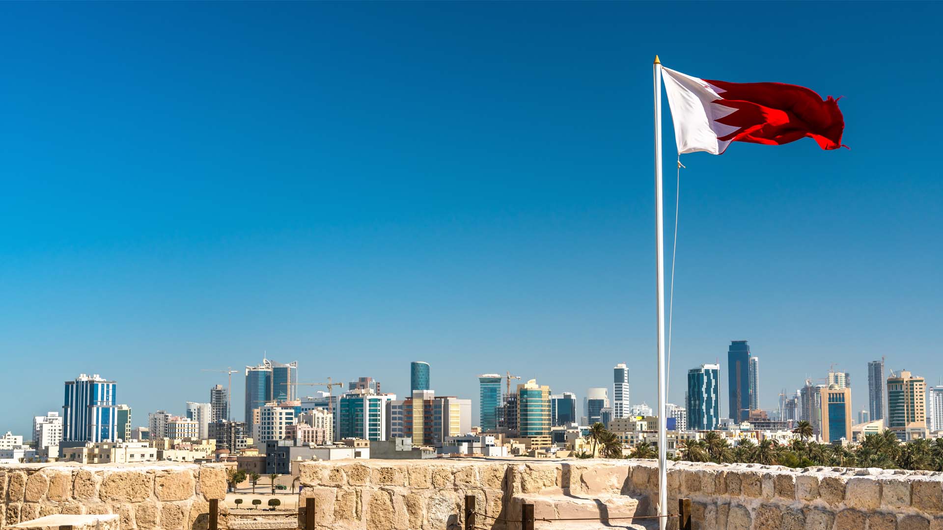 الداخلية البحرينية: العدوان الإيراني يستهدف فندقين ومبنى سكنياً في المنامة دون وقوع خسائر في الأرواح