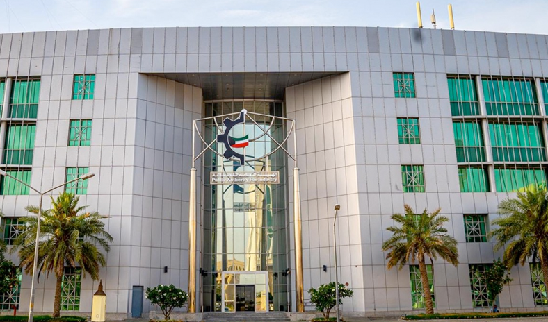 «هيئة الصناعة» تدعو المصانع الغذائية والصناعات الدوائية إلى ضرورة تعزيز الإنتاج دون توقف «هيئة الصناعة» تدعو المصانع الغذائية والصناعات الدوائية إلى ضرورة تعزيز الإنتاج دون توقف
