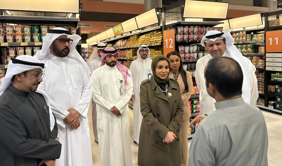 وزيرة الشؤون تتفقد الجمعيات تعاونية في مبارك الكبير