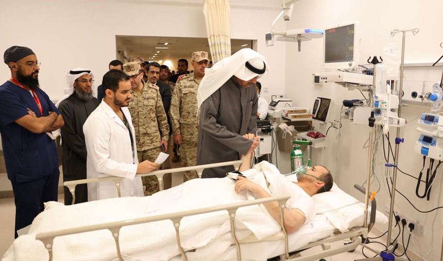 وزير الدفاع يقوم بزيارة إلى مستشفى الجهراء للاطمئنان على الحالة الصحية للمصابين