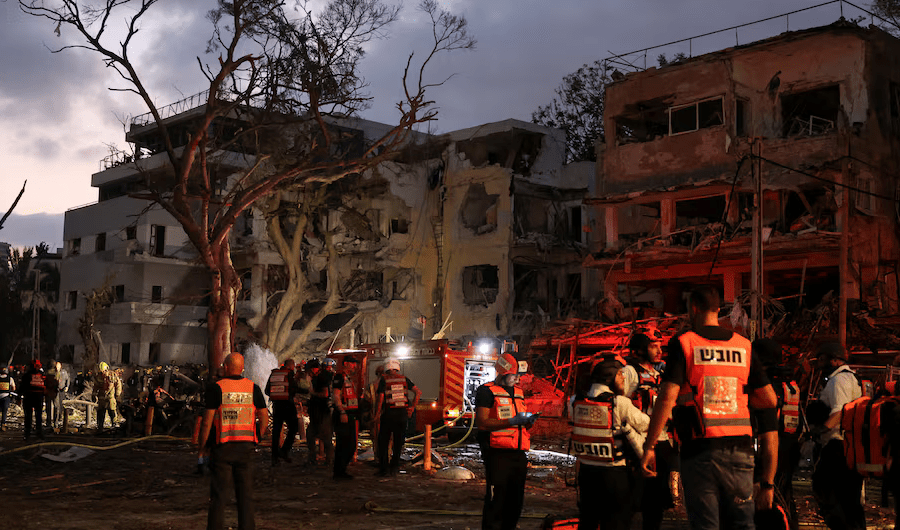 قتيلان إسرائيليان في قصف صاروخي إيراني على مبنى في حيفا