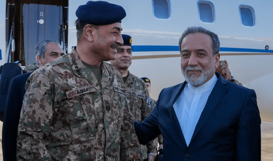 وزير الخارجية الإيراني يلتقي قائد الجيش الباكستاني في إسلام آباد