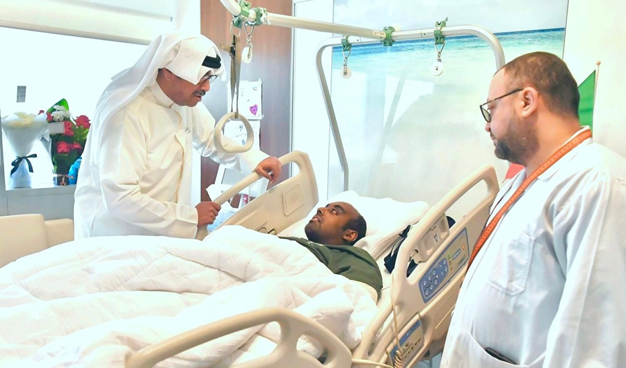 وزير الدفاع يطمئن على الحالة الصحية لأحد المصابين في مستشفى الجهراء