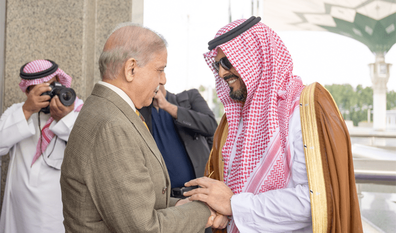 رئيس الوزراء الباكستاني يصل إلى جدة لتعزيز التعاون الثنائي ومناقشة القضايا الإقليمية
