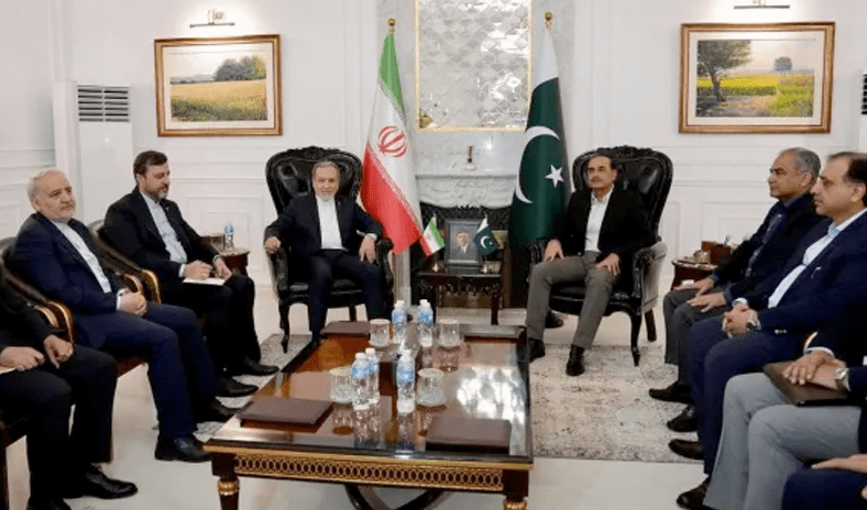 عراقجي يلتقي قائد الجيش الباكستاني لبحث وقف إطلاق النار