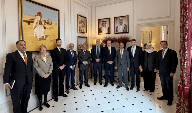 سفير الكويت في لندن يستقبل وزيري الدفاع والقوات المسلحة وكبار مسؤولي وزارة الدفاع البريطانية