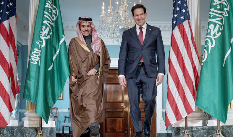 السعودية وأمريكا تناقشان سبل إبقاء مضيق هرمز مفتوحاً