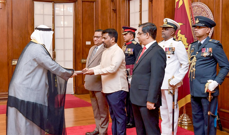 سفير الكويت لدى سريلانكا يقدم أوراق اعتماده لرئيس الجمهوري سفير الكويت لدى سريلانكا يقدم أوراق اعتماده لرئيس الجمهوري