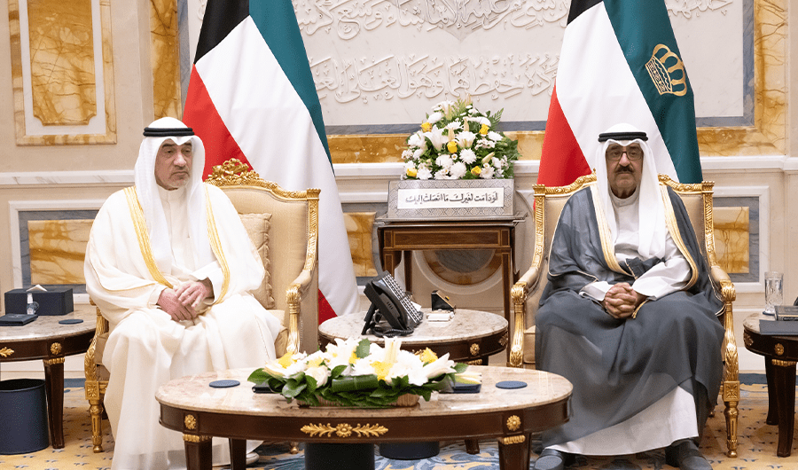 سمو الأمير يستقبل أسر شهداء الواجب من الدفاع والداخلية وأسرة الشهيدة الطفلة الإيرانية سمو الأمير يستقبل أسر شهداء الواجب من الدفاع والداخلية وأسرة الشهيدة الطفلة الإيرانية