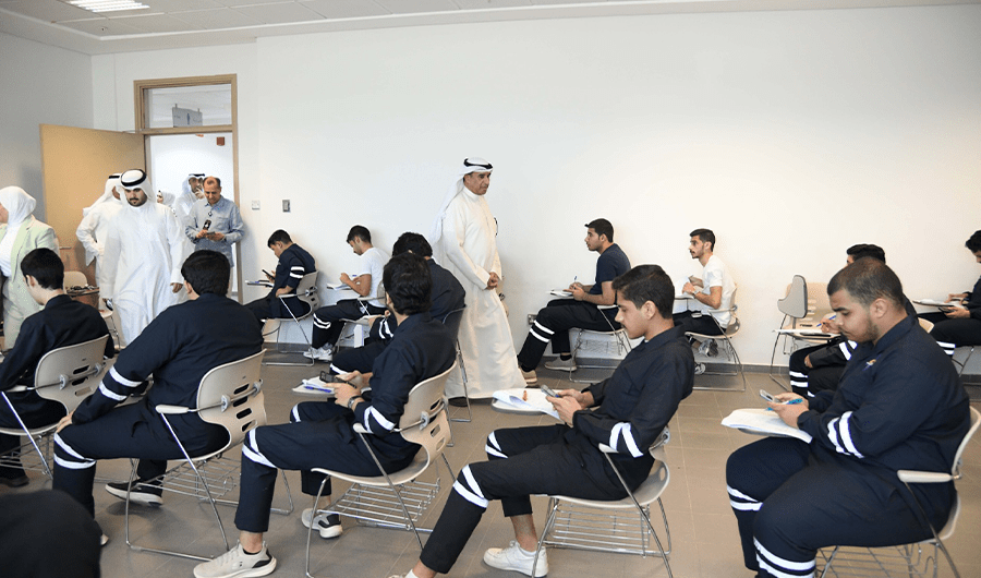 مدير «التطبيقي» يتفقّد عدداً من لجان الاختبارات بكليات ومعاهد الهيئة مدير «التطبيقي» يتفقّد عدداً من لجان الاختبارات بكليات ومعاهد الهيئة