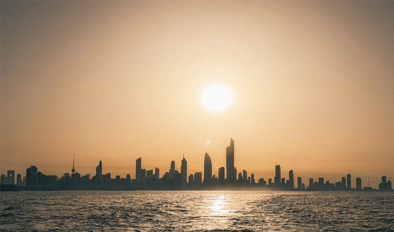 مدينة الكويت تزدان بأبراجها الشامخة بين وهج الغروب وسكينة البحر مدينة الكويت تزدان بأبراجها الشامخة بين وهج الغروب وسكينة البحر