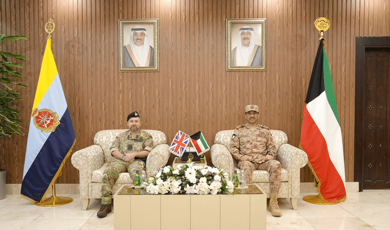 رئيس الأركان يبحث مع مستشار الدفاع الأول البريطاني تطوير التعاون المشترك رئيس الأركان يبحث مع مستشار الدفاع الأول البريطاني تطوير التعاون المشترك