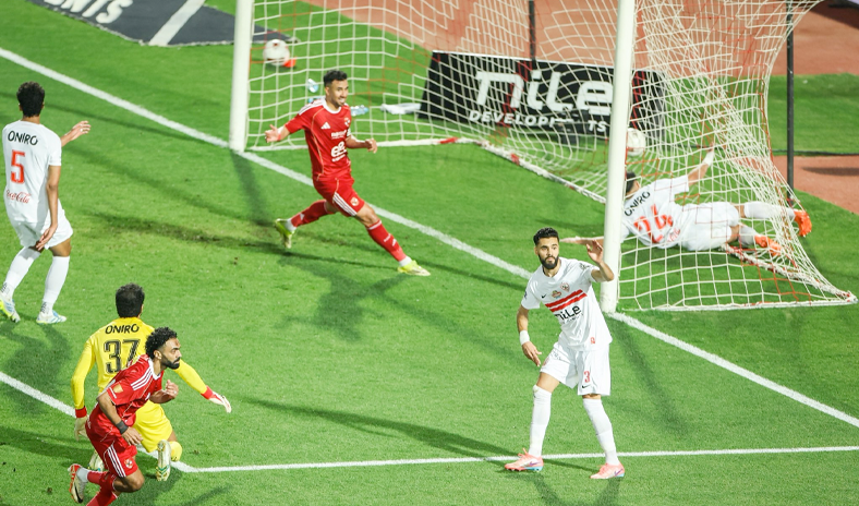 الأهلي يفوز على الزمالك بثلاثية ويشعل الدوري المصري