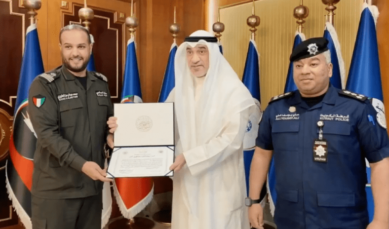 وزير الداخلية يكرم موظفاً بمنفذ السالمي لكشفه محاولة شخص دخول البلاد بشكل غير قانوني وزير الداخلية يكرم موظفاً بمنفذ السالمي لكشفه محاولة شخص دخول البلاد بشكل غير قانوني