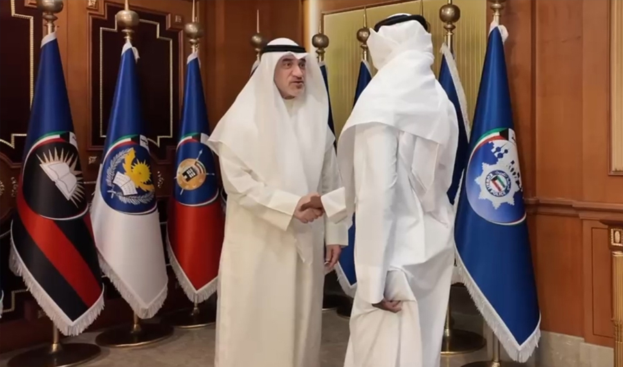 وزير الداخلية يمنح ترقية استثنائية لأربعة من منتسبي المباحث الجنائية