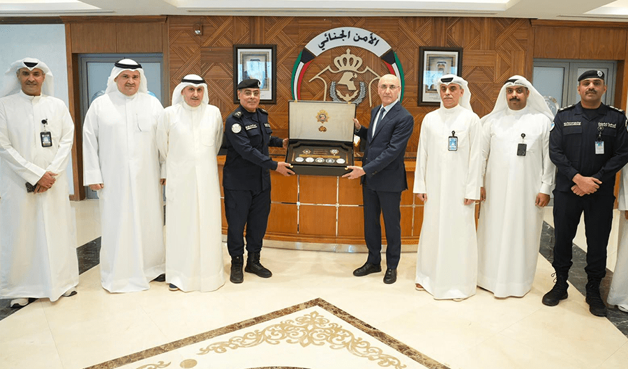 وزير الداخلية اللبناني يزور إدارة «الجنسية» وقطاع الأمن الجنائي وزير الداخلية اللبناني يزور إدارة «الجنسية» وقطاع الأمن الجنائي