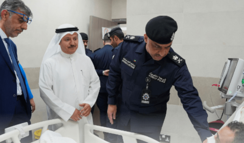 وكيل الداخلية يطمئن على رجل الأمن المصاب أثناء أداء واجبه وكيل الداخلية يطمئن على رجل الأمن المصاب أثناء أداء واجبه