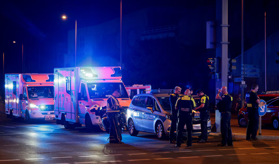 برلين.. قتيل و16 جريحاً بحادث دهس قرب تجمع لاحتفالات «المثليين» برلين.. قتيل و16 جريحاً بحادث دهس قرب تجمع لاحتفالات «المثليين»