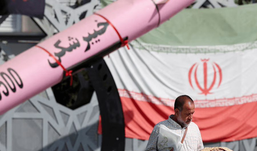 إيران تعلّق هجماتها على دول الخليج بعد توقف الضربات الأميركية