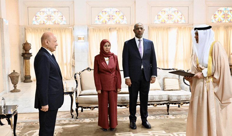 سفير الكويت لدى اليمن يقدم أوراق اعتماده لرئيس مجلس القيادة الرئاسي
