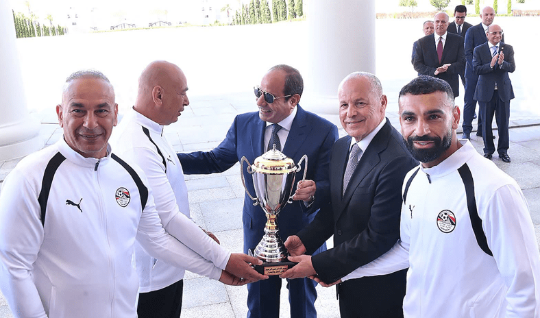 السيسي يستقبل منتخب مصر ويمنحه كأس الجدارة وأوسمة تكريمية بعد إنجاز المونديال