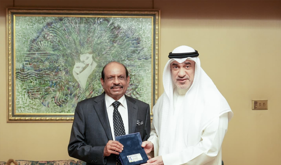 النائب الأول يسلم أول إقامة ذهبية لرئيس مجلس إدارة مجموعة «لولو» العالمية النائب الأول يسلم أول إقامة ذهبية لرئيس مجلس إدارة مجموعة «لولو» العالمية