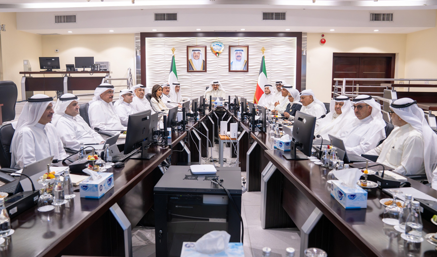 مجلس الوزراء يدين العدوان الإيراني الآثم على الكويت والدول الشقيقة مجلس الوزراء يدين العدوان الإيراني الآثم على الكويت والدول الشقيقة
