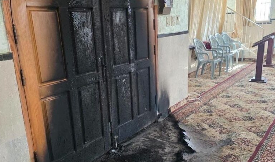 فلسطين.. مستوطنون يضرمون النار في مسجدين بالضفة الغربية
