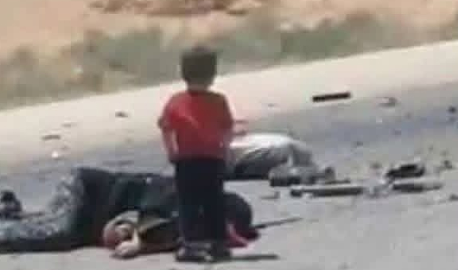 كارثة الحافلتين.. صورة طفل أمام جثمان أمه تهزّ السوريين كارثة الحافلتين.. صورة طفل أمام جثمان أمه تهزّ السوريين