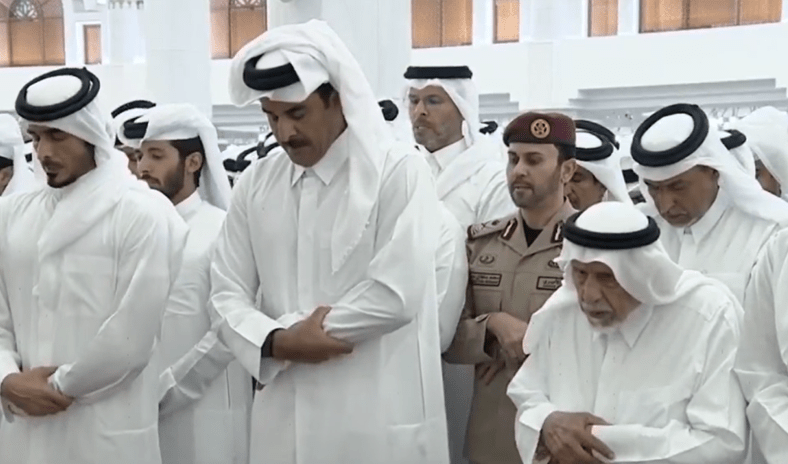 قطر تودع الأمير الوالد الشيخ حمد بن خليفة وأميرها يؤدي صلاة الجنازة على الفقيد