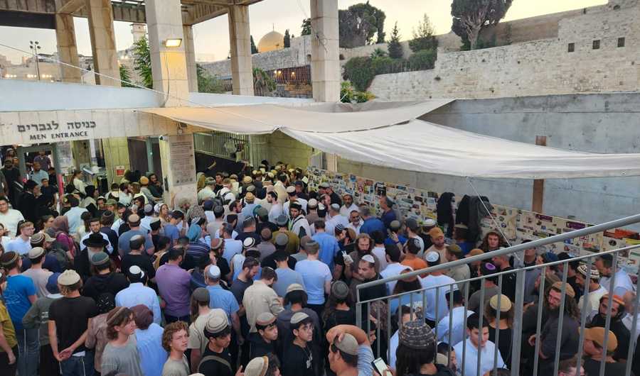 أكثر من 1300 مستوطن يرافقهم بن غفير يقتحمون المسجد الأقصى