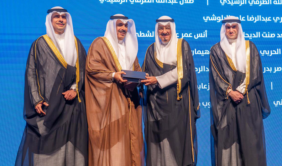 رئيس الوزراء يكرّم رئيس نادي الرماية الكويتي دعيج العتيبي رئيس الوزراء يكرّم رئيس نادي الرماية الكويتي دعيج العتيبي
