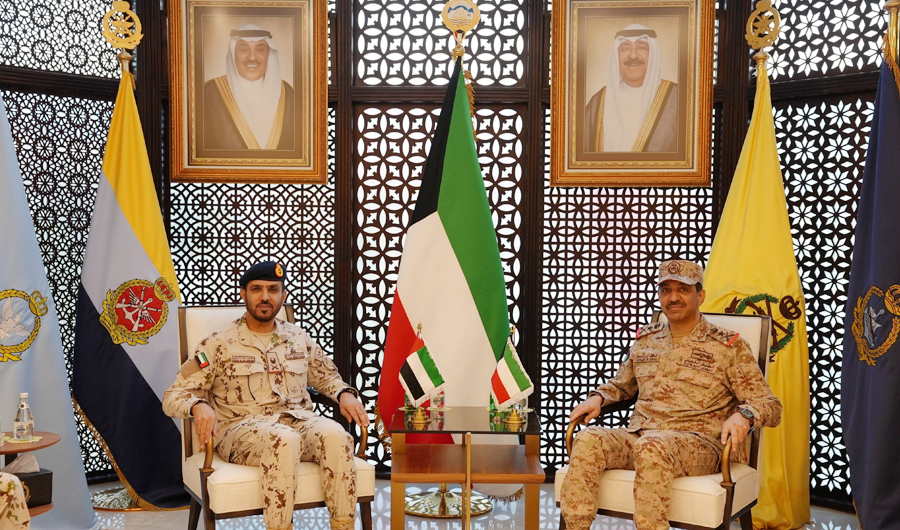 رئيس الأركان يبحث مع مسؤول عسكري إماراتي سُبل تطوير التعاون العسكري