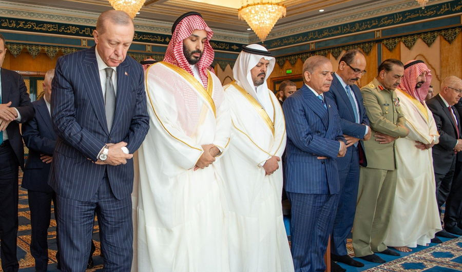 ولي العهد السعودي والرئيس التركي ورئيس وزراء باكستان يؤدون صلاة الجمعة في المسجد الحرام