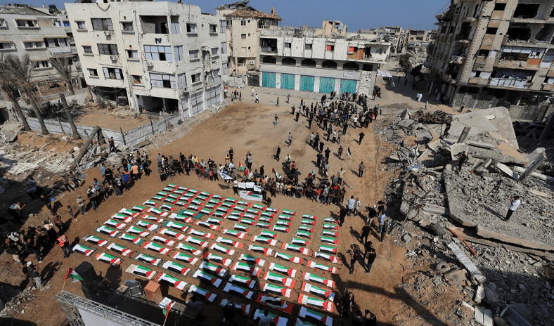 دفن 112 شهيداً.. سكان غزة يشيعون عشيرة بأكملها عثر عليها تحت الأنقاض