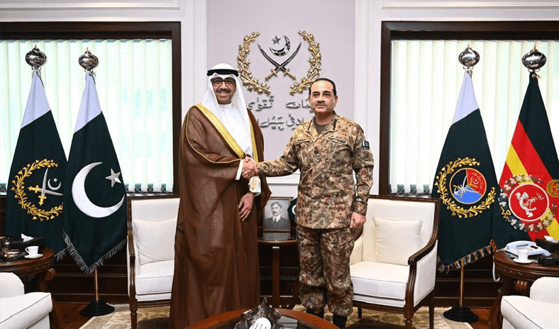 وزير الدفاع يبحث مع قائد الجيش الباكستاني التنسيق وتطوير مجالات التعاون المشترك