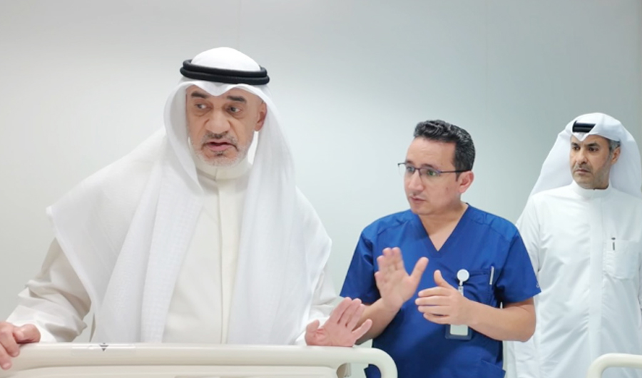 النائب الأول يزور الطفلين المصابين بالطعن على يد والدتهما في مستشفى العدان