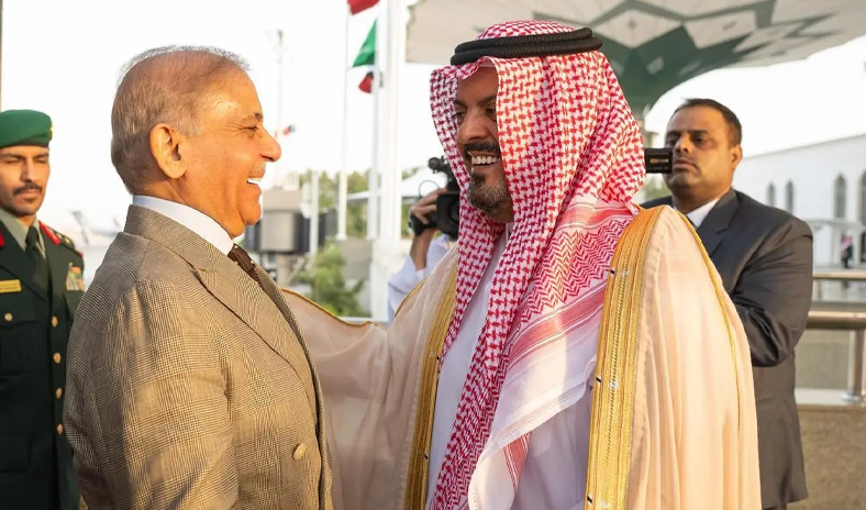 رئيس وزراء باكستان يصل إلى السعودية
