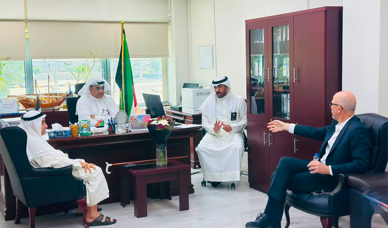 «التجارة» تبحث مع ممثلي شركات الشحن تداعيات ارتفاع تكاليف النقل على توريد البضائع واستقرار الأسعار «التجارة» تبحث مع ممثلي شركات الشحن تداعيات ارتفاع تكاليف النقل على توريد البضائع واستقرار الأسعار